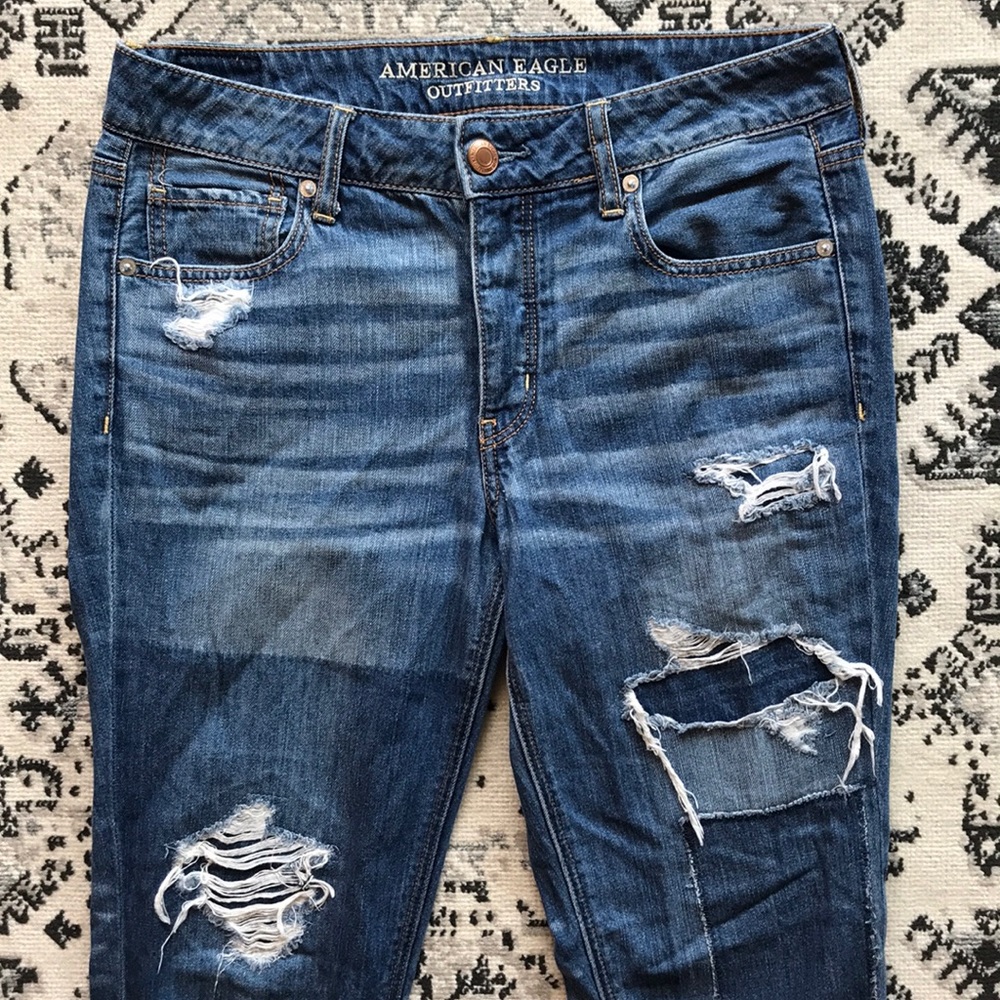 American Eagle distressed tomgirl jeans